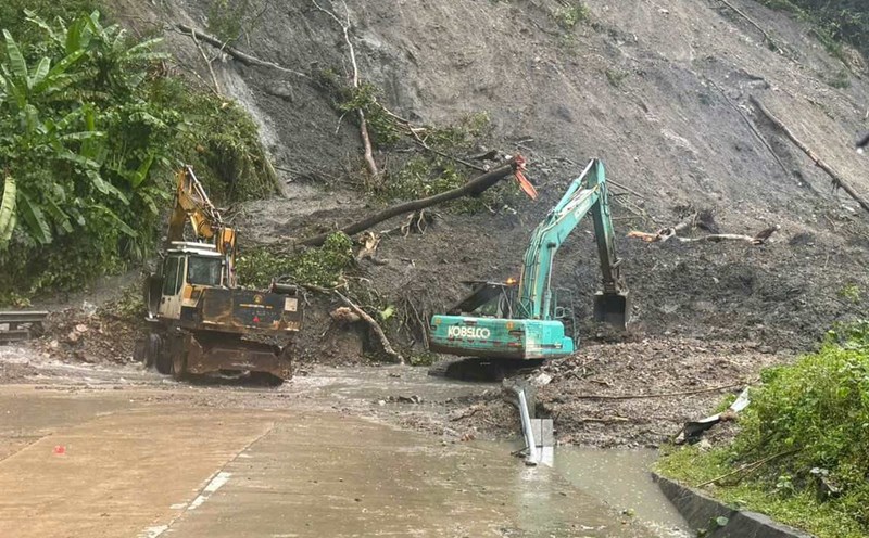 The Ho Chi Minh road - the section passing through Lo Xo Pass is still congested, traffic north - south - the section passing through the Central region needs to be directed from a distance. Photo: Thanh Binh