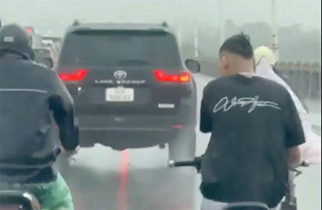 Tài xế đi ô tô vào làn đường dành cho mô tô bị xử phạt. Ảnh cắt từ clip: Cục CSGT