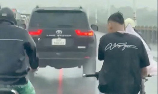 Tài xế đi ô tô vào làn đường dành cho mô tô bị xử phạt. Ảnh cắt từ clip: Cục CSGT