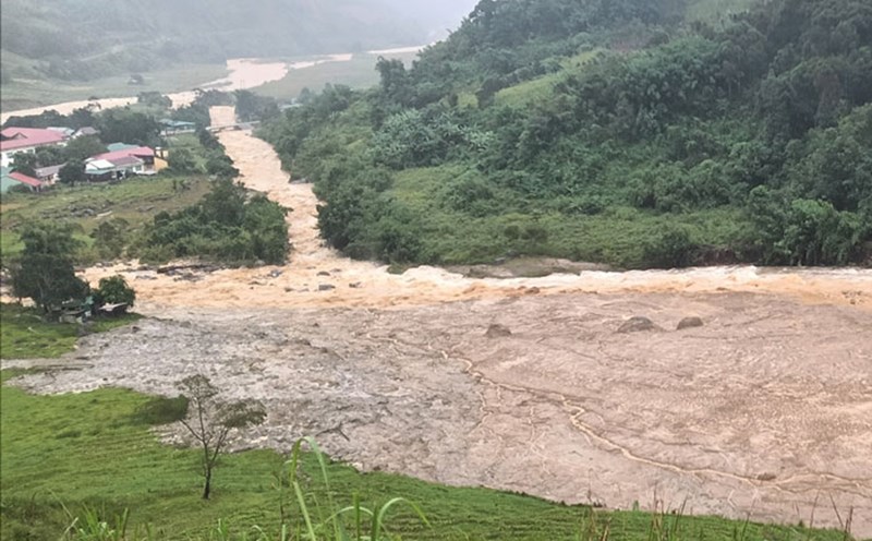 The landslide caused flash floods to destroy the fields and crops of people in Ngoc Linh commune. Photo: Ngoc Linh Commune People's Committee