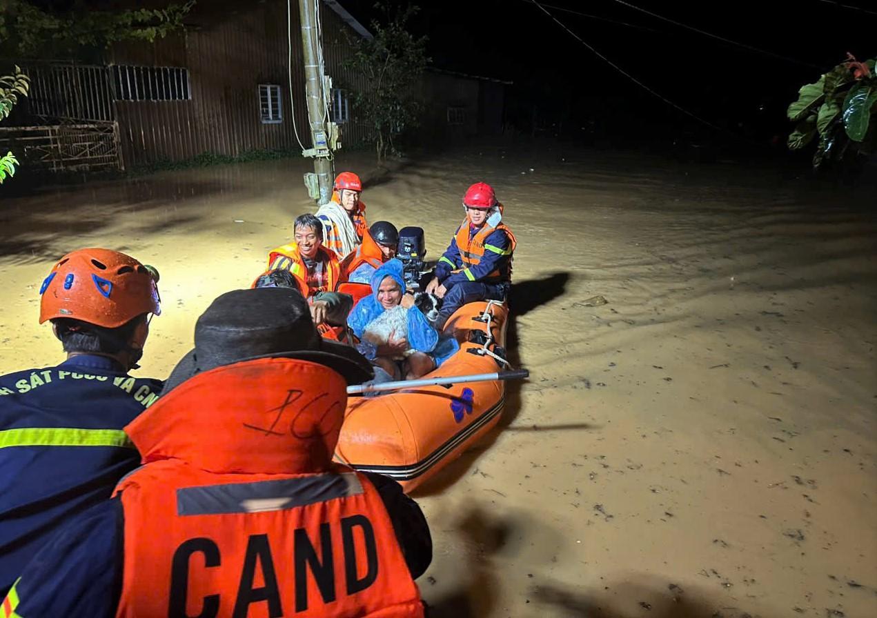 Lam Dong rescue forces rescue people isolated by floodwaters in Hiep Thanh commune. Photo: Provided by the police