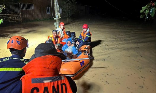 Lực lượng cứu hộ tỉnh Lâm Đồng giải cứu người dân bị nước lũ cô lập tại xã Hiệp Thạnh. Ảnh: Công an cung cấp