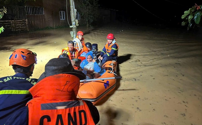 Lam Dong rescue forces rescue people isolated by floodwaters in Hiep Thanh commune. Photo: Provided by the police