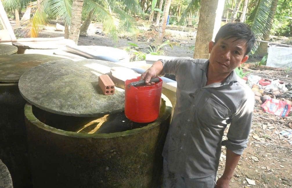 Nong dan cac xa ven bien tinh Vinh Long chu dong tich tru nuoc mua de dung trong mua kho han. Anh: Thanh Nhan
