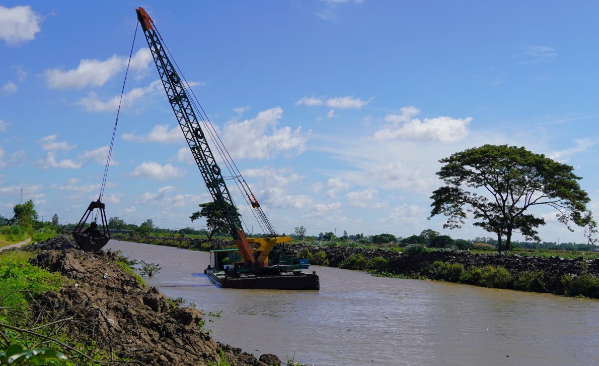 Nao vet cac cong trinh thuy loi noi dong tai xa Tai Van (TP Can Tho) nham khoi thong dong chay, tich tru nuoc ngot vao mua kho han. Anh: Phuong Anh