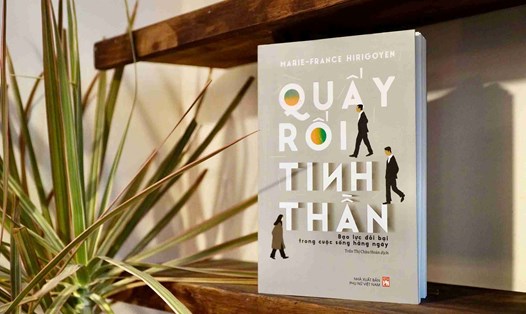 Bìa cuốn sách “Quấy rối tinh thần” do Nhà xuất bản Phụ nữ Việt Nam phát hành. Ảnh: Nhà xuất bản Phụ nữ Việt Nam