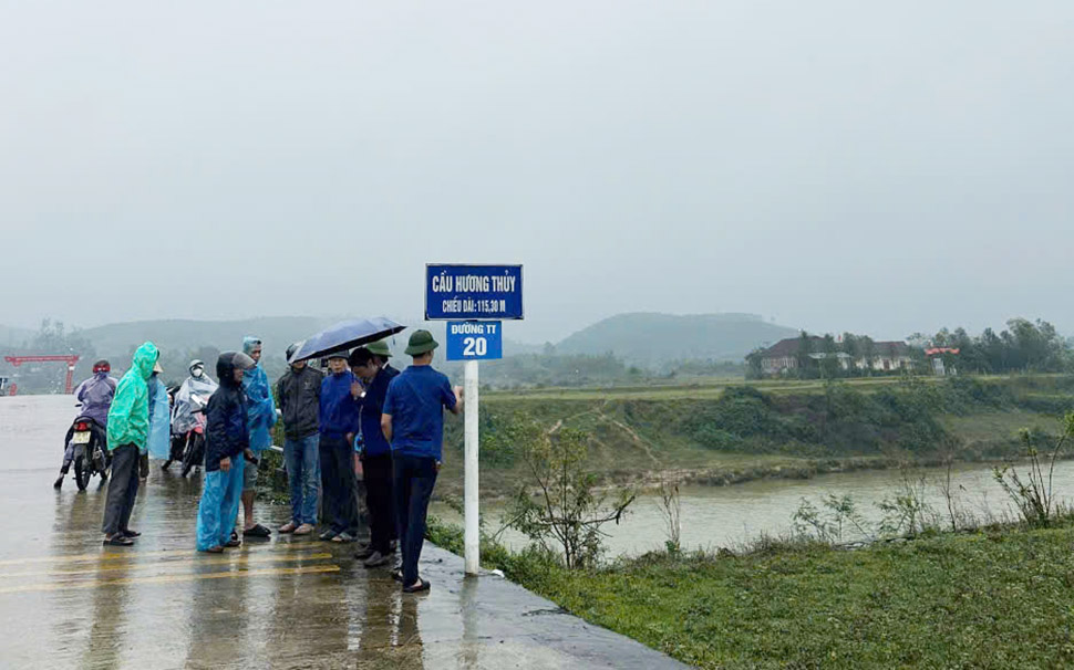 当局と住民は橋から飛び降りた疑いのある男性の捜索を組織している。写真：フォン・トゥイ.