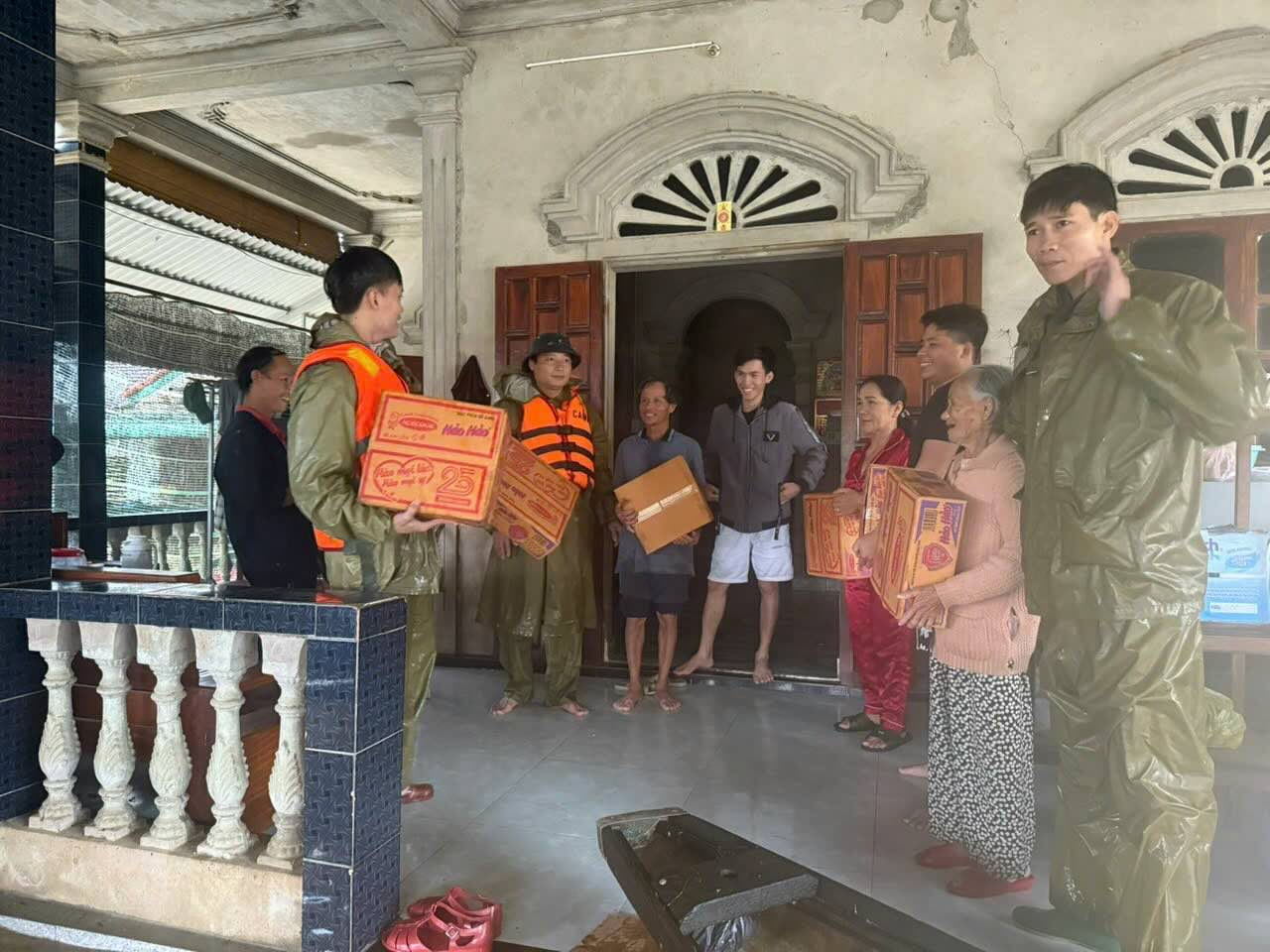 洪水の被害を受けた人々への支援を行っています。写真：T.ホ.