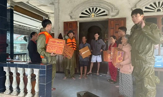 Trao hỗ trợ cho bà con ảnh hưởng bởi mưa lũ. Ảnh: T. Hồng.