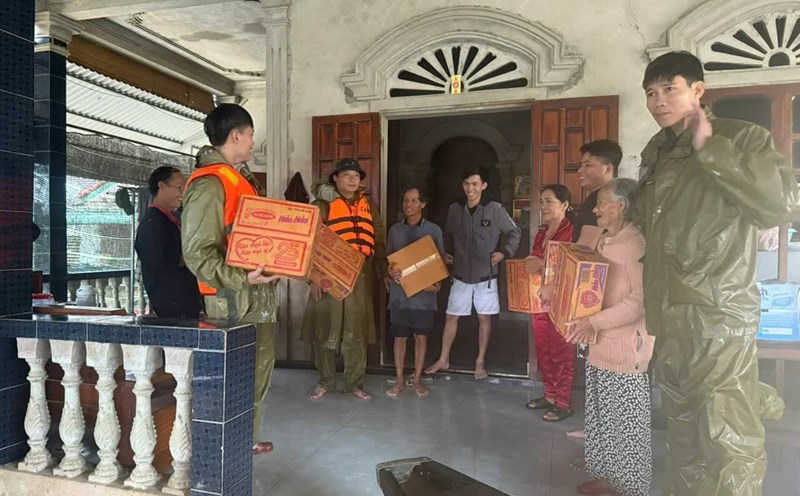 Providing support to people affected by floods. Photo: T. Hong.