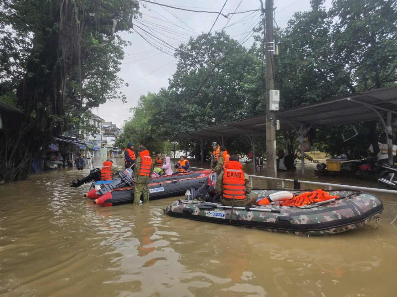 Luc luong cong an huy dong luc luong ve noi thap trung ho tro nguoi dan. Anh: T. Hong.