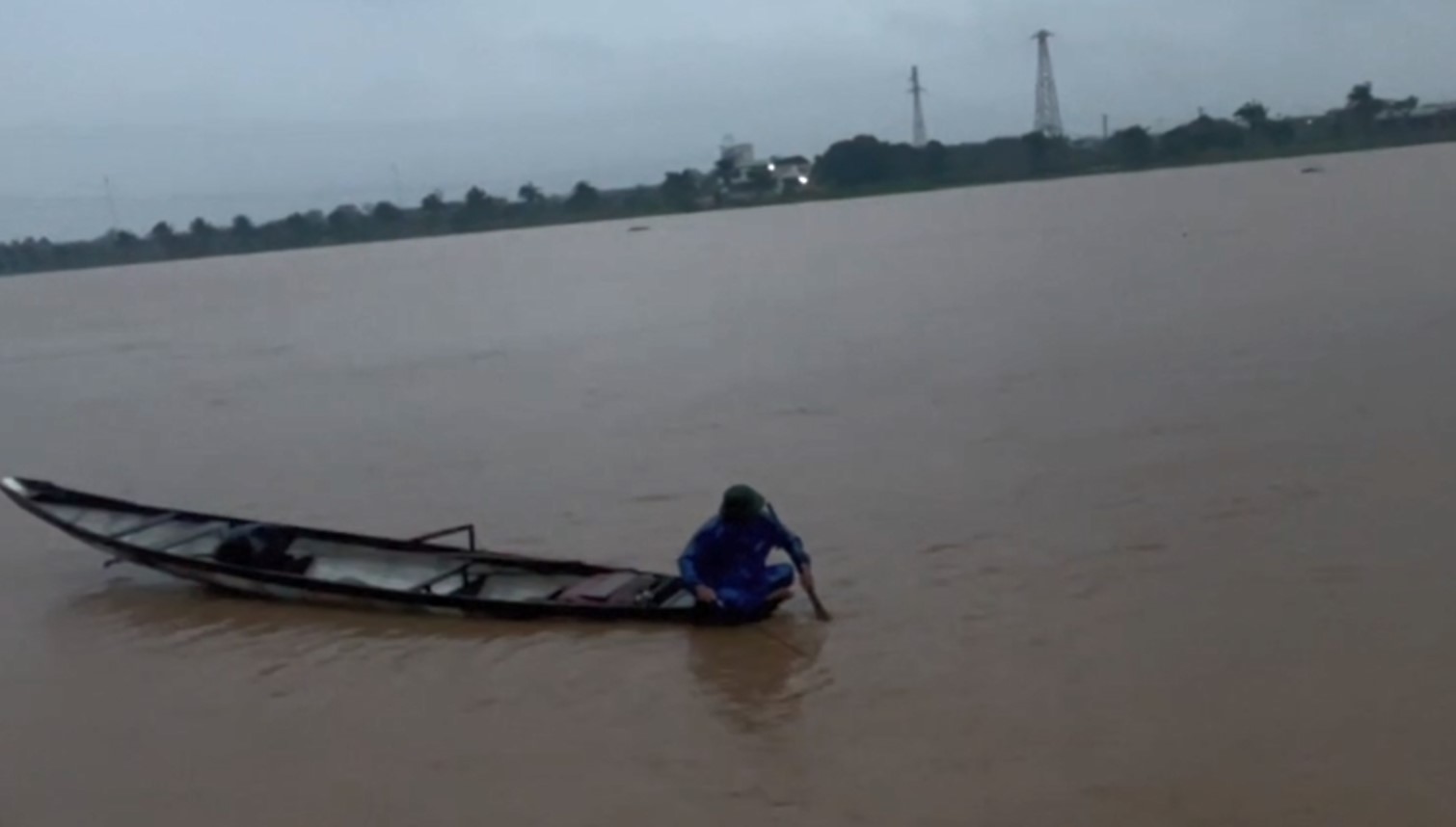 10월 27일 오후 폭우로 인해 Thach Han 강 수위가 상승했습니다. 사진: Hung Tho