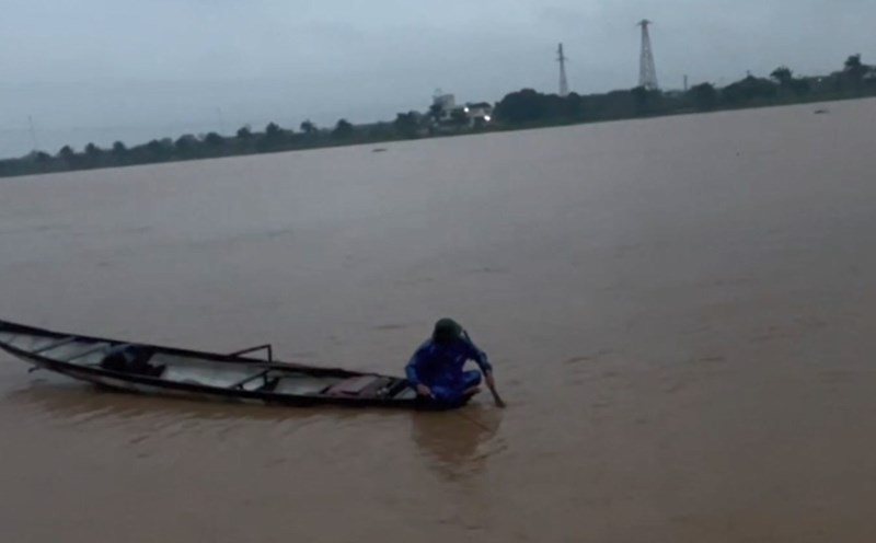 The water level of Thach Han River rose on the afternoon of October 27 due to heavy rain. Photo: Hung Tho
