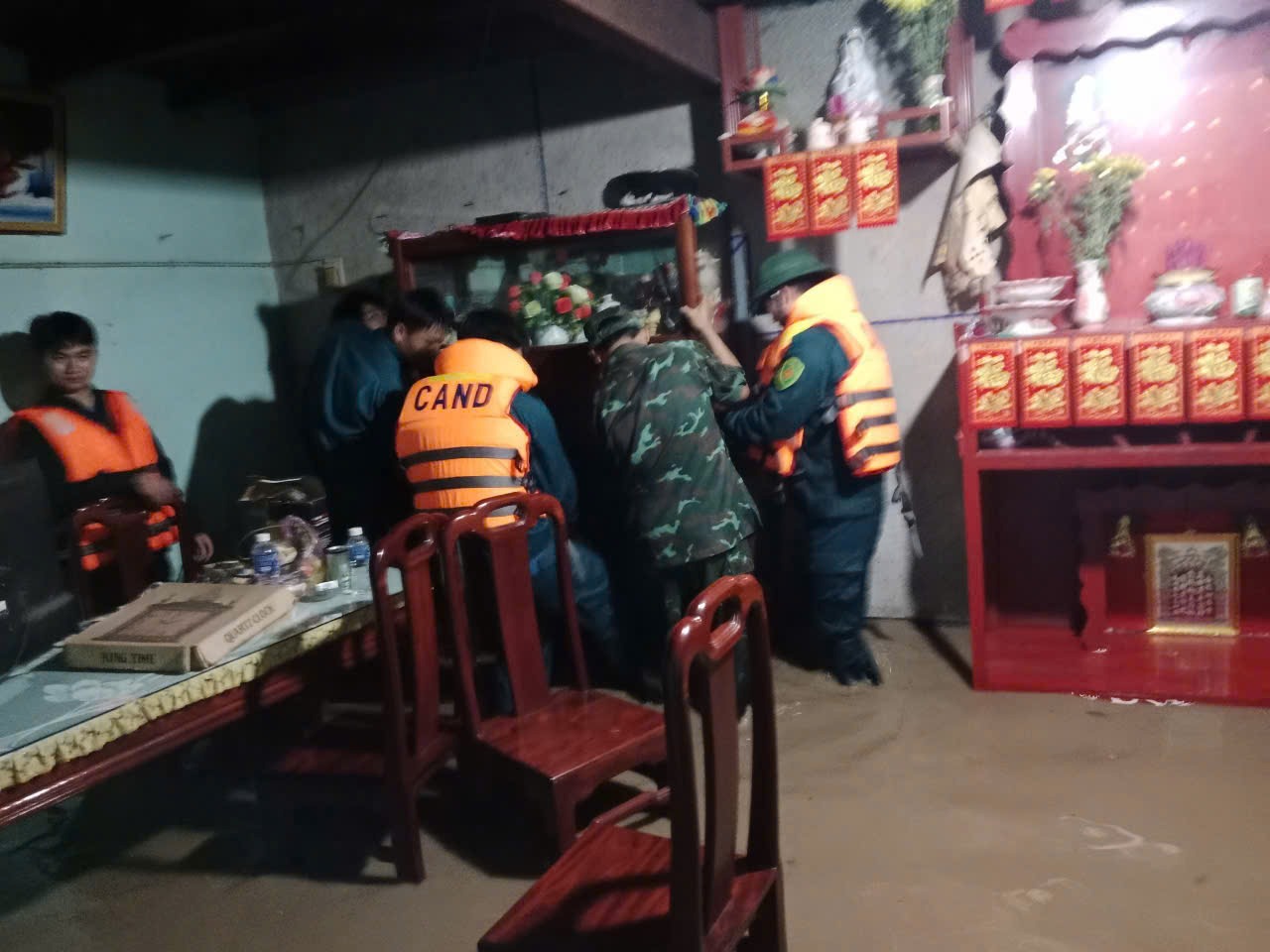 람동성 군인들이 홍수 피해 복구를 위해 주민들을 지원하고 있습니다. 사진: Phuc Khanh