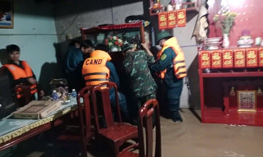 Các lực lượng tỉnh Lâm Đồng hỗ trợ người dân khắc phục hậu quả mưa lũ. Ảnh: Phúc Khánh