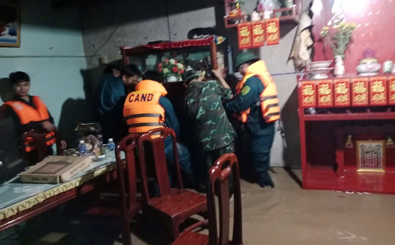 Lam Dong provincial forces support people to overcome the consequences of floods. Photo: Phuc Khanh