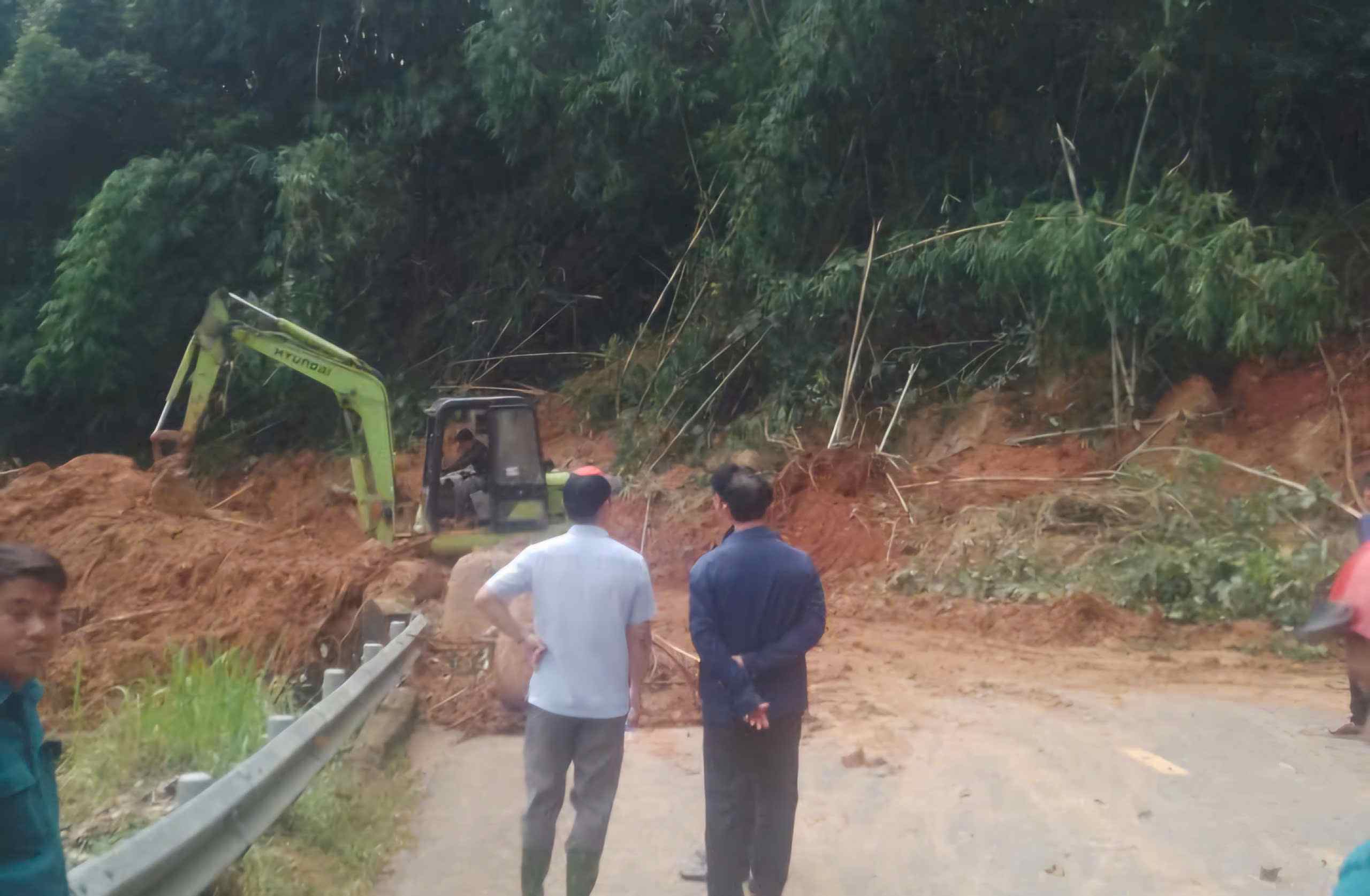 Deo Gia Bac bi sat lo nghiem trong khien Quoc lo 20 bi te liet. Anh: Phuc Khanh