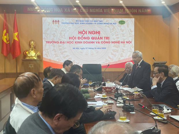 Cuoc hop ngay 27.10 cua mot so uy vien hoi dong quan tri Truong Dai hoc Kinh doanh va Cong nghe Ha Noi. Anh: PV