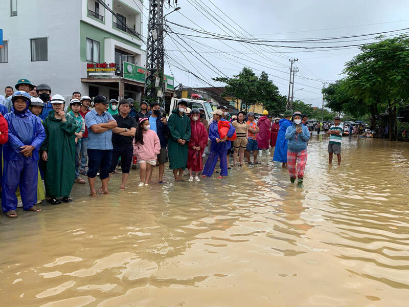 Nguoi dan mon moi cho doi thong tin nguoi than bi co lap trong vung lu thuoc phuong Hoi An tay (Da Nang). Anh: Thu Giang