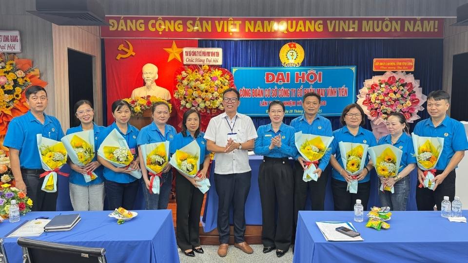 The Executive Committee of the Trade Union of Vinh Tien Garment Joint Stock Company for the 2025-2030 term launched the Congress. Photo: Hoang Loc