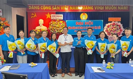 BCH Công đoàn cơ sở Công ty CP May Vĩnh Tiến nhiệm kỳ 2025-2030 ra mắt Đại hội. Ảnh: Hoàng Lộc