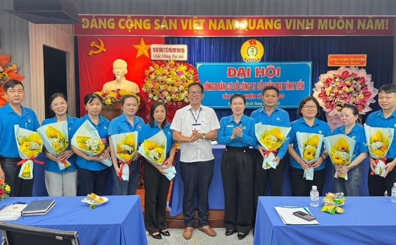 The Executive Committee of the Trade Union of Vinh Tien Garment Joint Stock Company for the 2025-2030 term launched the Congress. Photo: Hoang Loc
