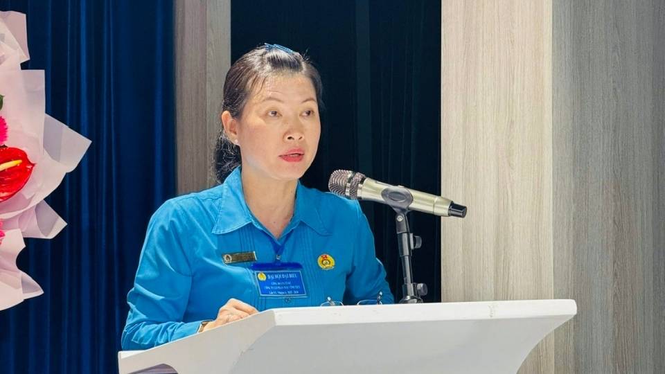 Ba Le Thi Kim Chi – Pho Chu tich Thuong truc Lien doan Lao dong tinh Vinh Long phat bieu chi dao tai Dai hoi. Anh: Hoang Loc