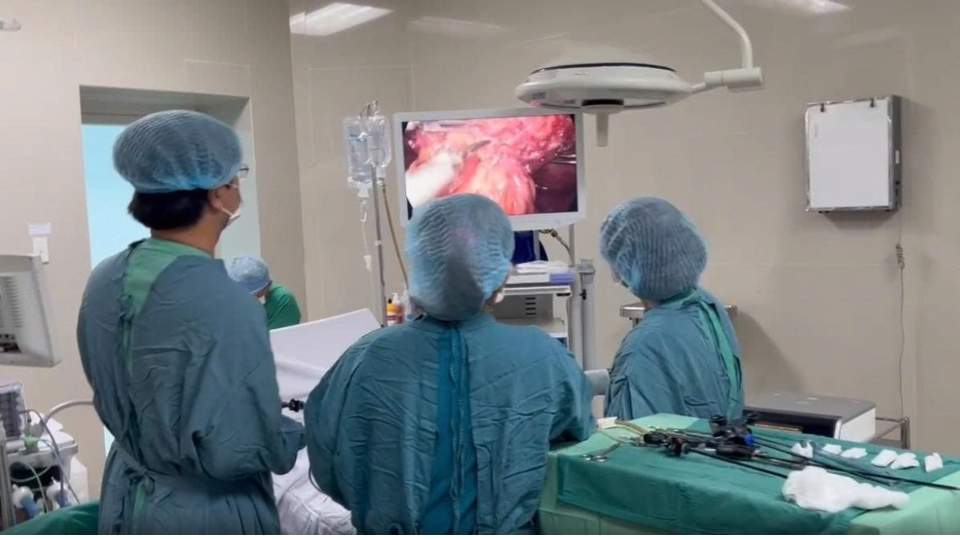L'equipe de medecins de l'hopital general de Vinh Long realise une operation endoscopique de reduction de la cheville. Photo : hopital general de Vinh Long