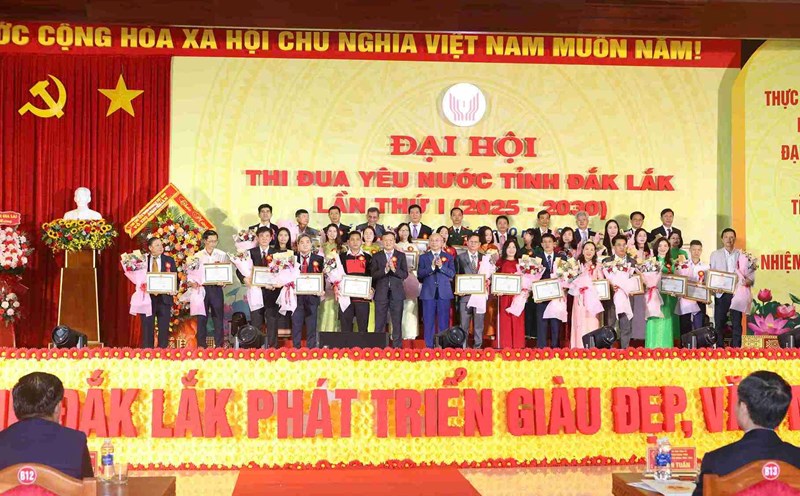 Outstanding collectives and individuals in Dak Lak province were rewarded in the patriotic emulation movement in the recent period. Photo: Bao Trung