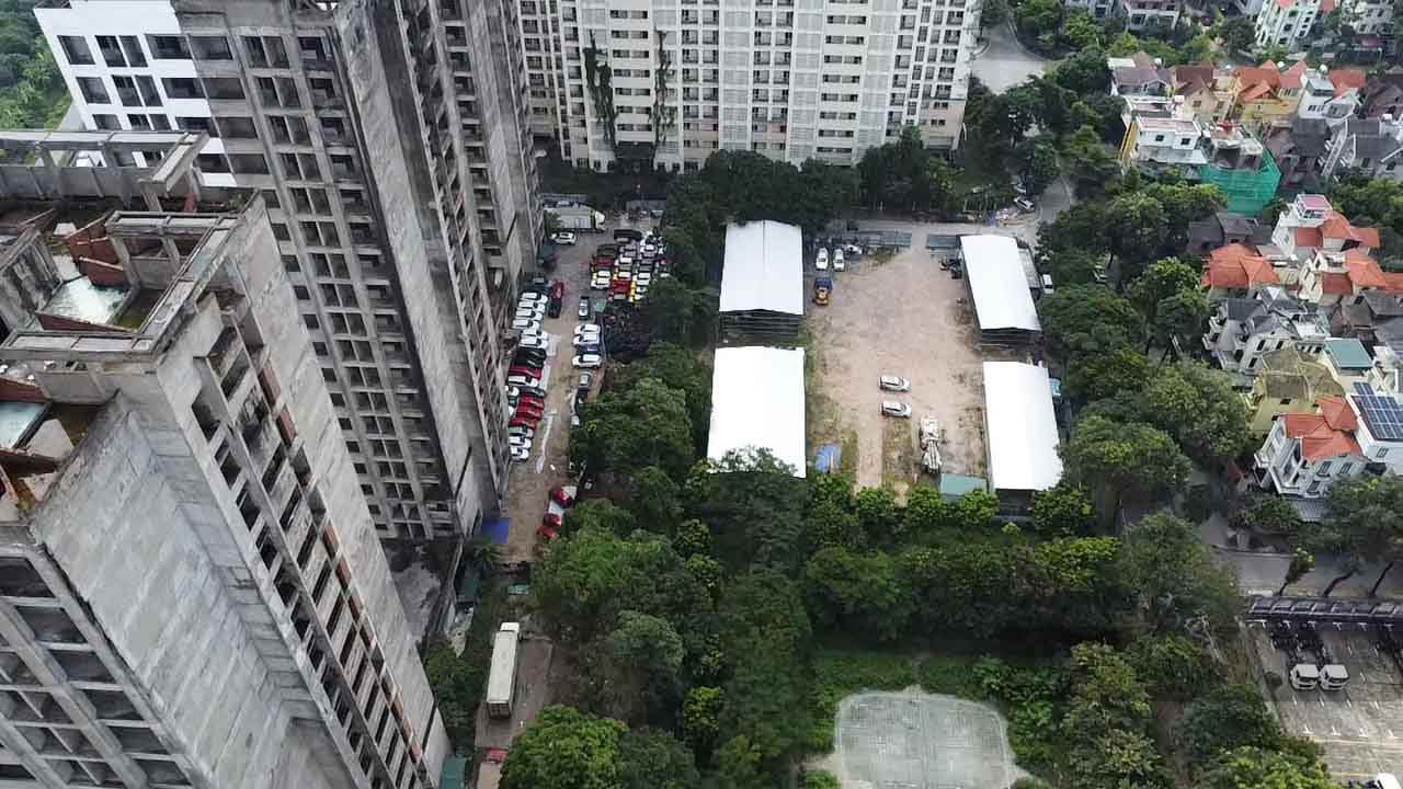 Nhieu vi tri chan cac khoi nha bo hoang hien dang duoc tan dung lam cho de oto, mot so noi thanh cho tap ket rac, phe thai xay dung. Anh: Nguyen Tung.