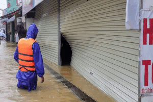 The pressure of high water broke the glass door, overflowing into a house in Hue. Photo: Nguyen Luan