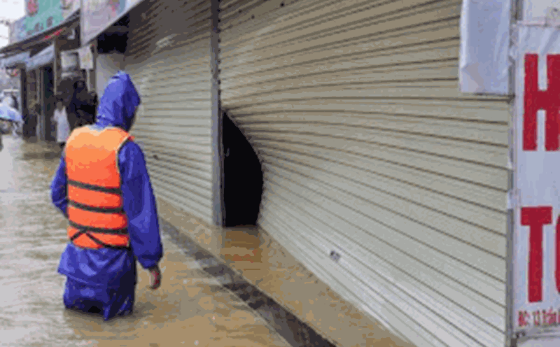 The pressure of high water broke the glass door, overflowing into a house in Hue. Photo: Nguyen Luan