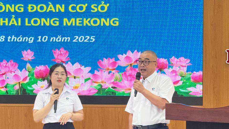 Chu tich CDCS va Ban Giam doc Cong ty TNHH Hai Long Mekong trao doi quyen loi, che do cho doan vien. Anh: Hoang Loc