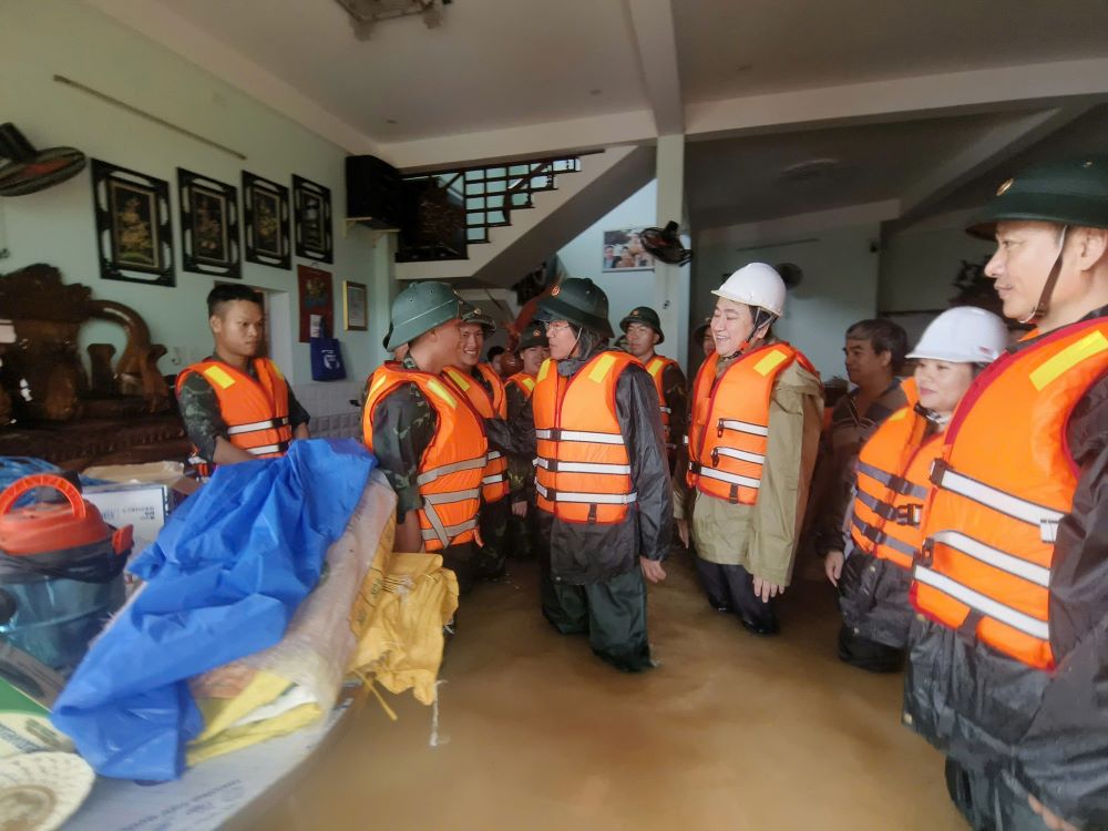 Tai xa Hoa Tien, co gan 2.600 ngoi nha bi ngap tren dia ban 18/22 thon (tru cac thon Duong Son, Yen Ne 1 va Thon 5). Anh: Xuan Hieu