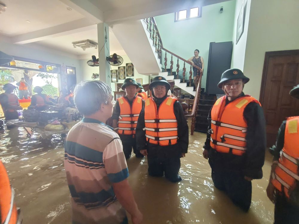 Colonel Luong Dinh Chung - Political Commissar of the Military Region directly entered the isolated area in Tay An residential group, Hoa Xuan ward, Da Nang to encourage, visit people and forces participating in helping people. Photo: Xuan Hieu