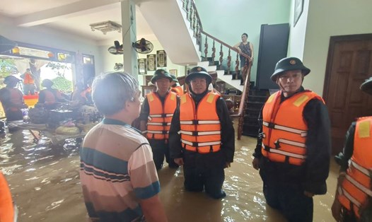 Đại tá Lương Đình Chung - Chính uỷ Quân khu trực tiếp vào khu vực bị cô lập tại tổ dân phố Tây An, phường Hoà Xuân, Đà Nẵng động viên, thăm người dân và lực lượng tham gia giúp dân. Ảnh: Xuân Hiếu