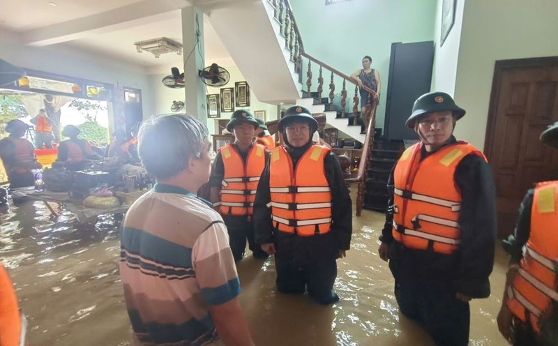 Colonel Luong Dinh Chung - Political Commissar of the Military Region directly entered the isolated area in Tay An residential group, Hoa Xuan ward, Da Nang to encourage, visit people and forces participating in helping people. Photo: Xuan Hieu