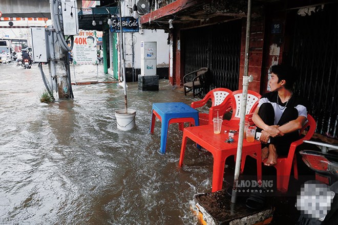 Cot dien tren duong Tran Xuan Soan (TPHCM) bi ngap nuoc do trieu cuong. Anh: Viet Anh