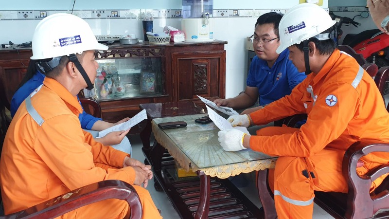 EVNHCMC staff disseminate electrical safety during the rainy and stormy season to households. Photo: Nam Duong
