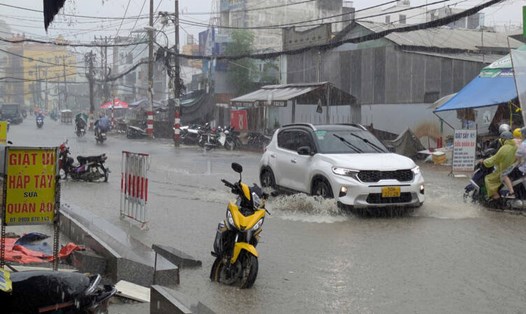 Mưa lớn gây ngập úng cục bộ nơi trũng thấp. Ảnh: Anh Tú