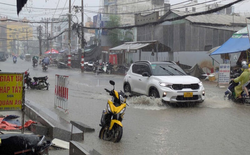 Heavy rain caused local flooding in low-lying areas. Photo: Anh Tu