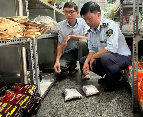 Lực lượng chức năng kiểm tra, thu giữ các gói cà phê giả, không có hàm lượng cafein. Ảnh: Quản lý thị trường Gia Lai