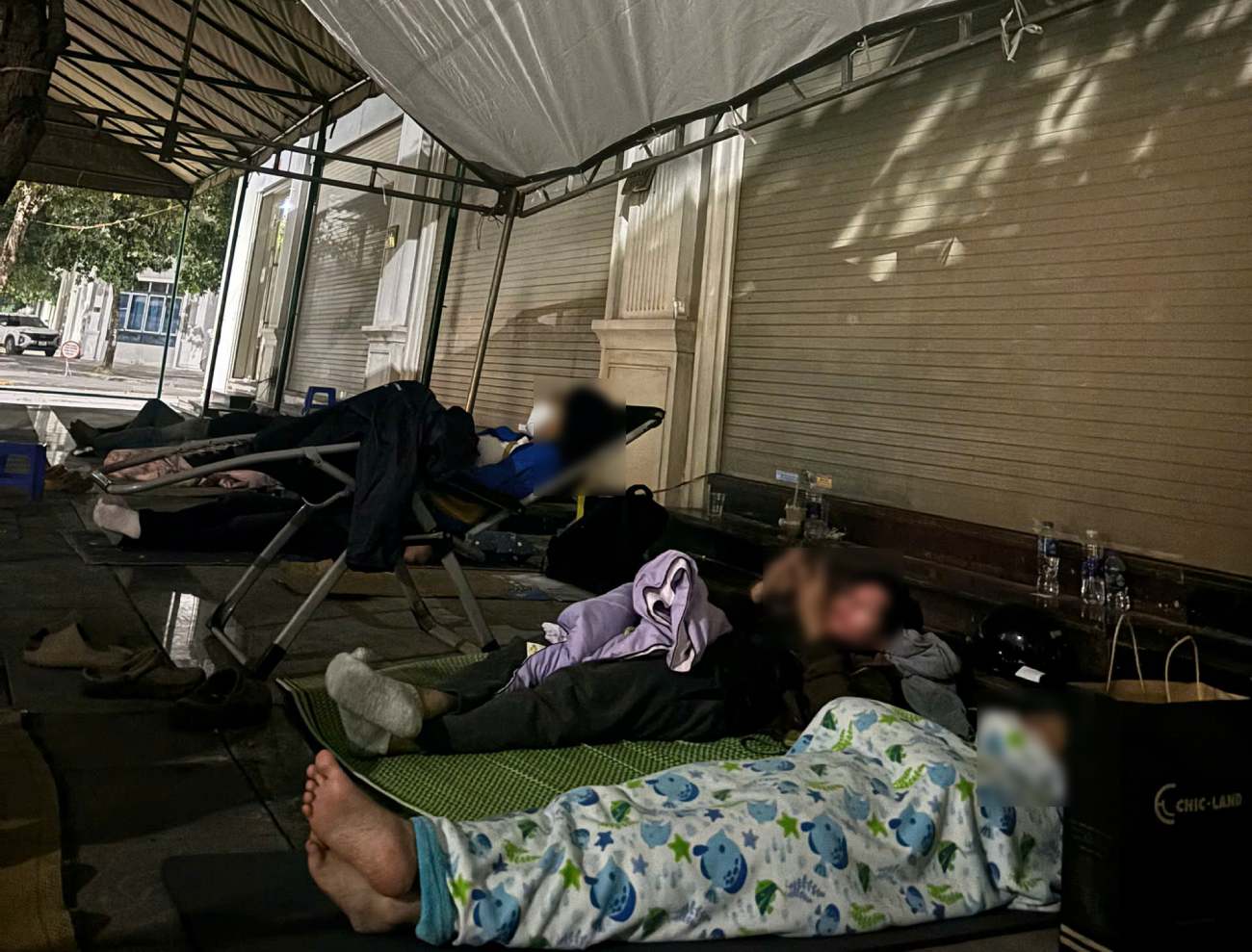 申請者の数が多すぎたため、人々は場所を確保するためにウイノー公営住宅申請受付エリアで一晩滞在することに同意した。写真：ヌー・ハ