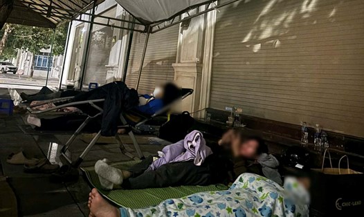 Người dân chấp nhận ngủ đêm tại khu vực tiếp nhận hồ sơ nhà ở xã hội Uy Nỗ để giữ chỗ vì số lượng người nộp quá lớn. Ảnh: Như Hạ