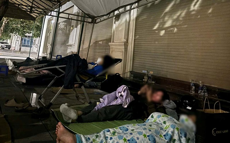 People accept to sleep overnight in the Uy No social housing application area to reserve their seats because the number of submitters is too large. Photo: Nhu Ha