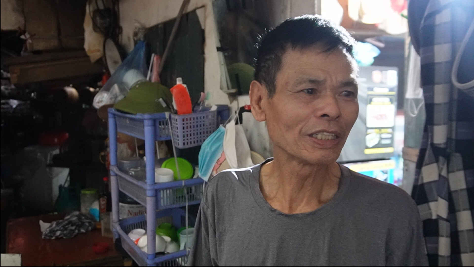 Ong Phan Van Binh (phuong Bach Khoa, Ha Noi) lao dong tu do lo lang ve nguy co lay nhiem sot xuat huyet. Anh: Cao Thom