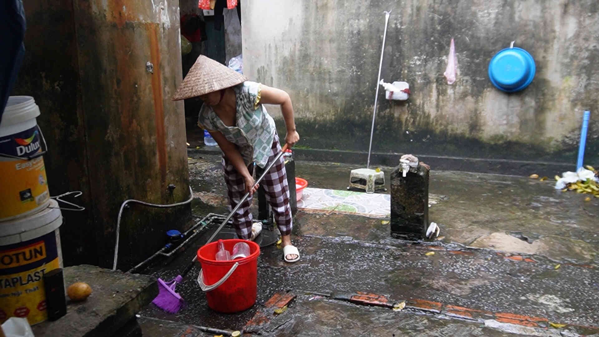 Cong nhan don ve sinh khu vuc cong cong trong khu tro nham phong tranh nguy co lay nhiem benh do muoi va con trung. Anh: Cao Thom