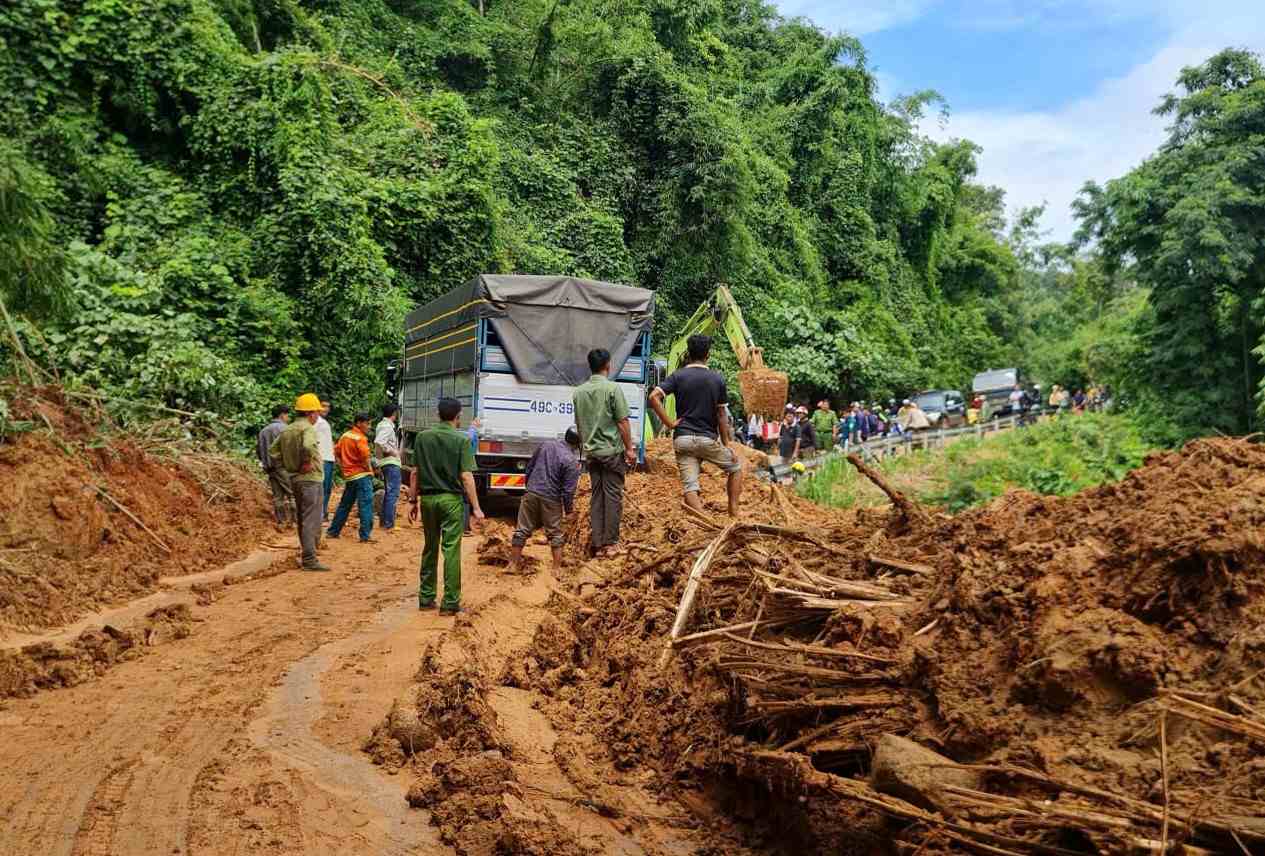 Forces focus on overcoming landslides on Gia Bac Pass in Lam Dong. Photo: Phuc Khanh