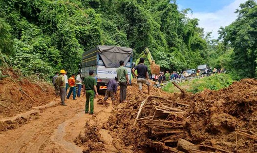 Các lực lượng tập trung khắc phục sạt lở trên đèo Gia Bắc tại Lâm Đồng. Ảnh: Phúc Khánh