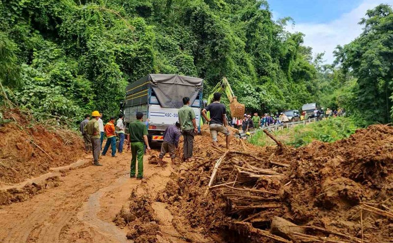 Forces focus on overcoming landslides on Gia Bac Pass in Lam Dong. Photo: Phuc Khanh